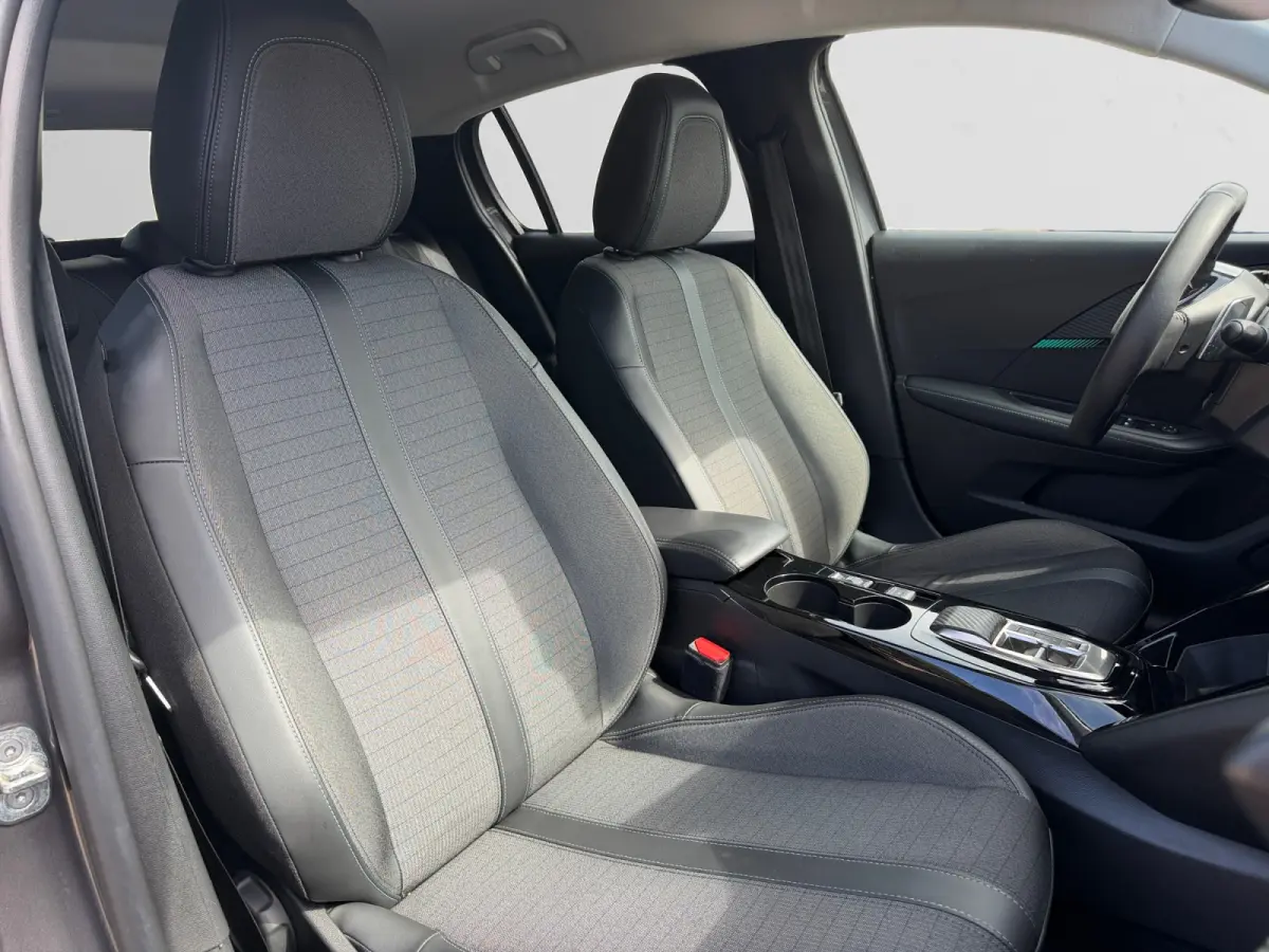 1.2 PureTech Allure Black Pack Aut- 360 Camera, Carplay, Android Auto, Privacy Glass, Xenon Led, Virtual Cockpit