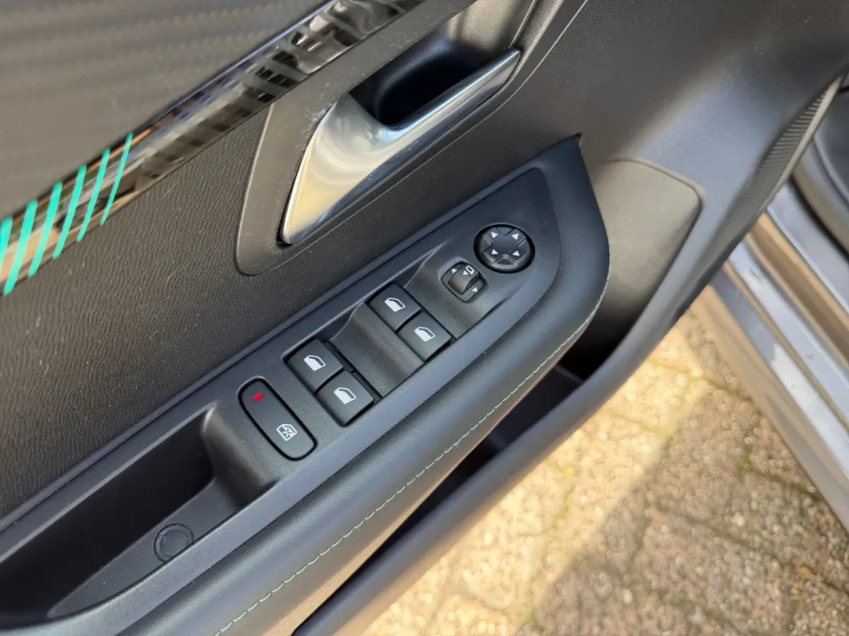 1.2 PureTech Allure Black Pack Aut- 360 Camera, Carplay, Android Auto, Privacy Glass, Xenon Led, Virtual Cockpit