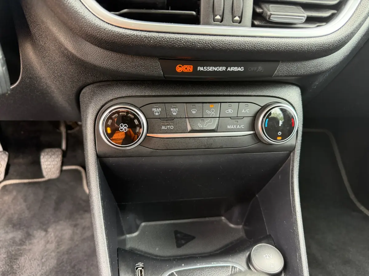 1.0 EcoBoost 124pk Hybrid Titanium- Carplay, Android Auto, Lane Assist, Trafic Sign, Xenon Led, Park Assist,