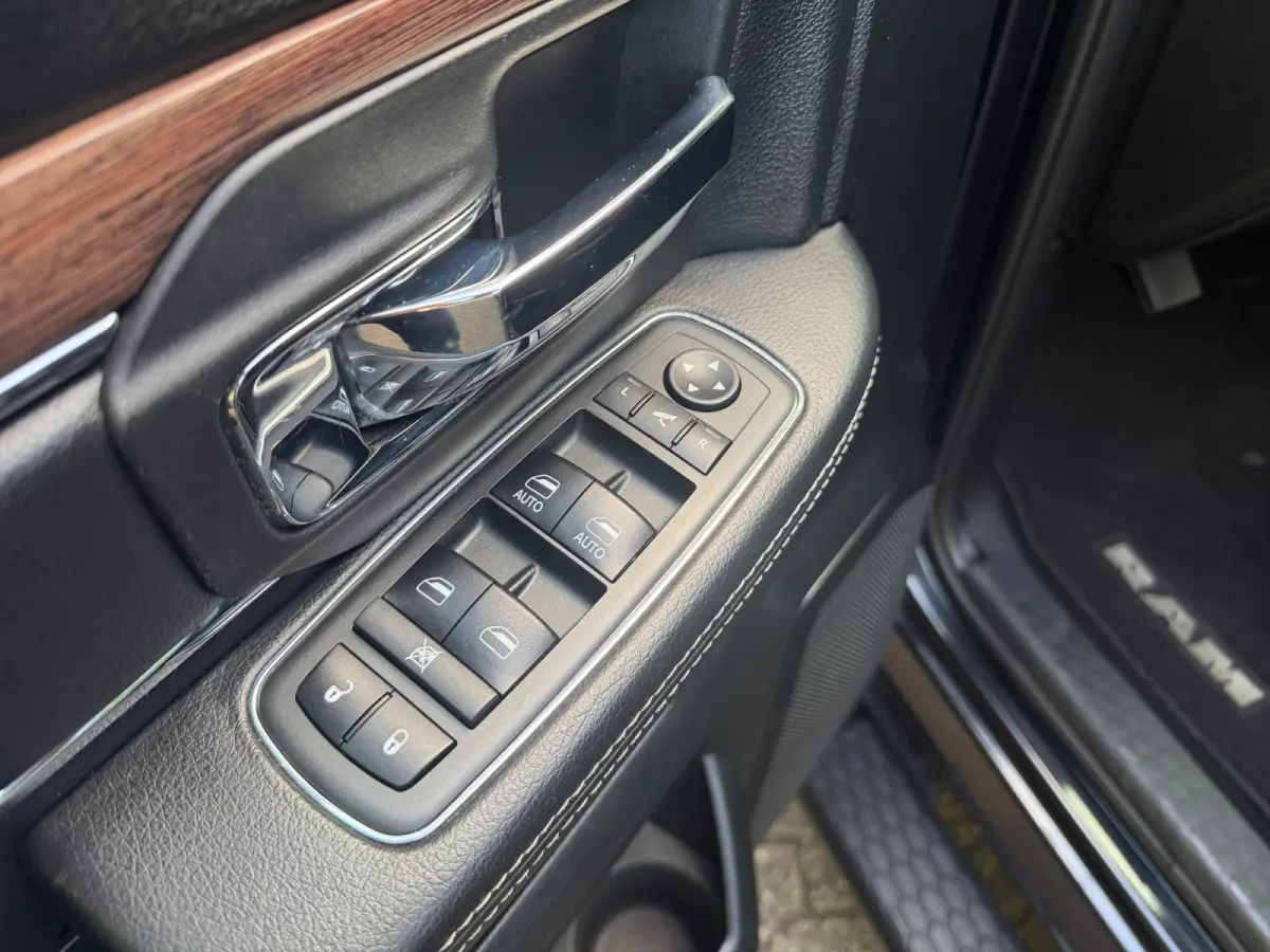 5.7i V8 Hemi 4x4 Crew Cab- LPG Onderbouw, Schuifdak, Stuur/Stoelverwarming, Stoelventilatie, Striping