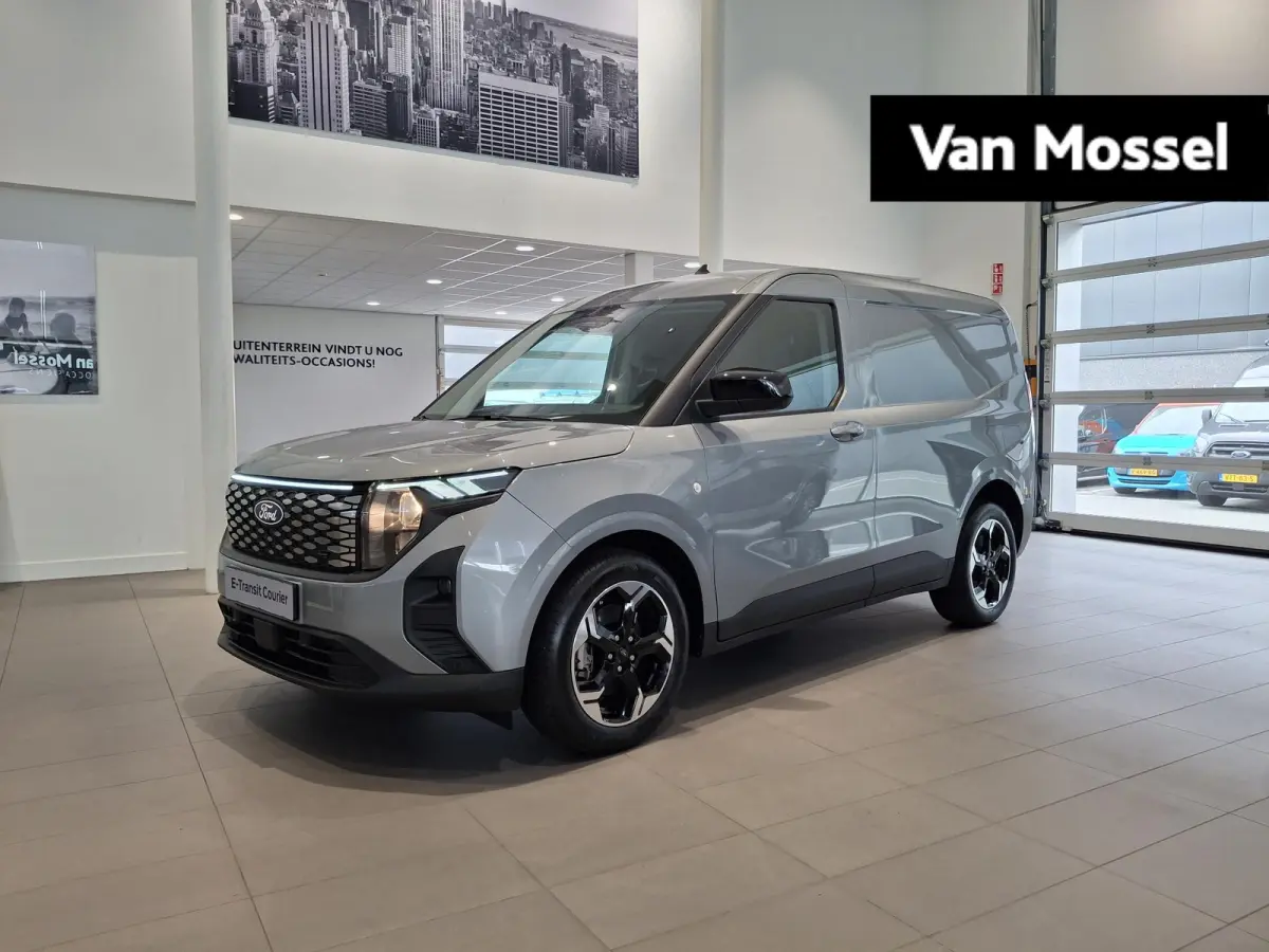Limited 46 kWh | TREKHAAK | STOEL, STUUR EN VOORRUIT VERWARMING | 17 INCH LICHTMETALEN VELGEN | NAVIGATIE |