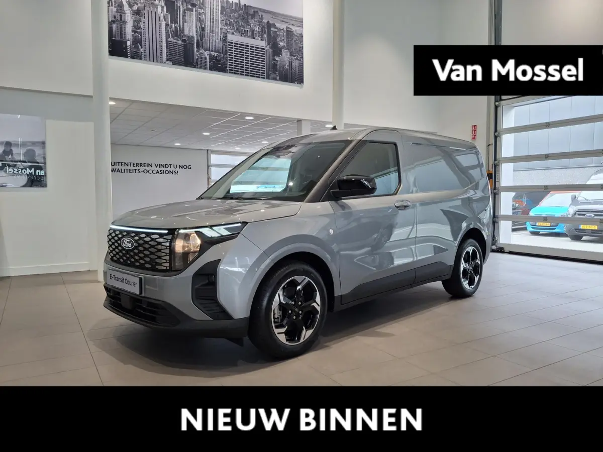 Limited 46 kWh | TREKHAAK | STOEL, STUUR EN VOORRUIT VERWARMING | 17 INCH LICHTMETALEN VELGEN | NAVIGATIE |