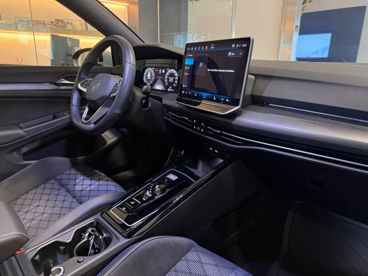 8.5 1.5 eTSI R-Line Facelift Panorama Camera Nardo