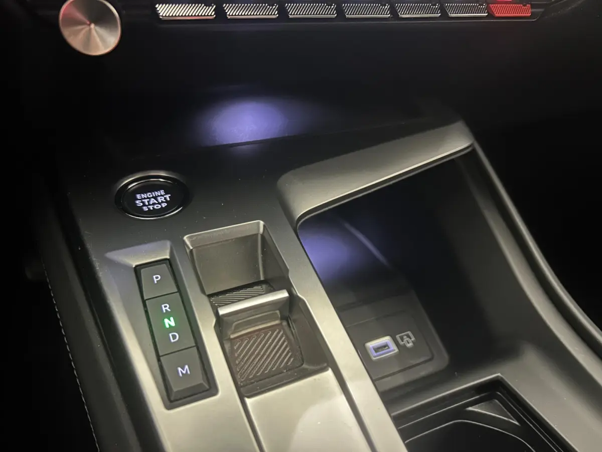 1.2 PureTech Allure | Automaat | Leren Stoelen | Elek. Verstelbare Stoelen | 360 Camera's | Apple Carplay/Android Auto |