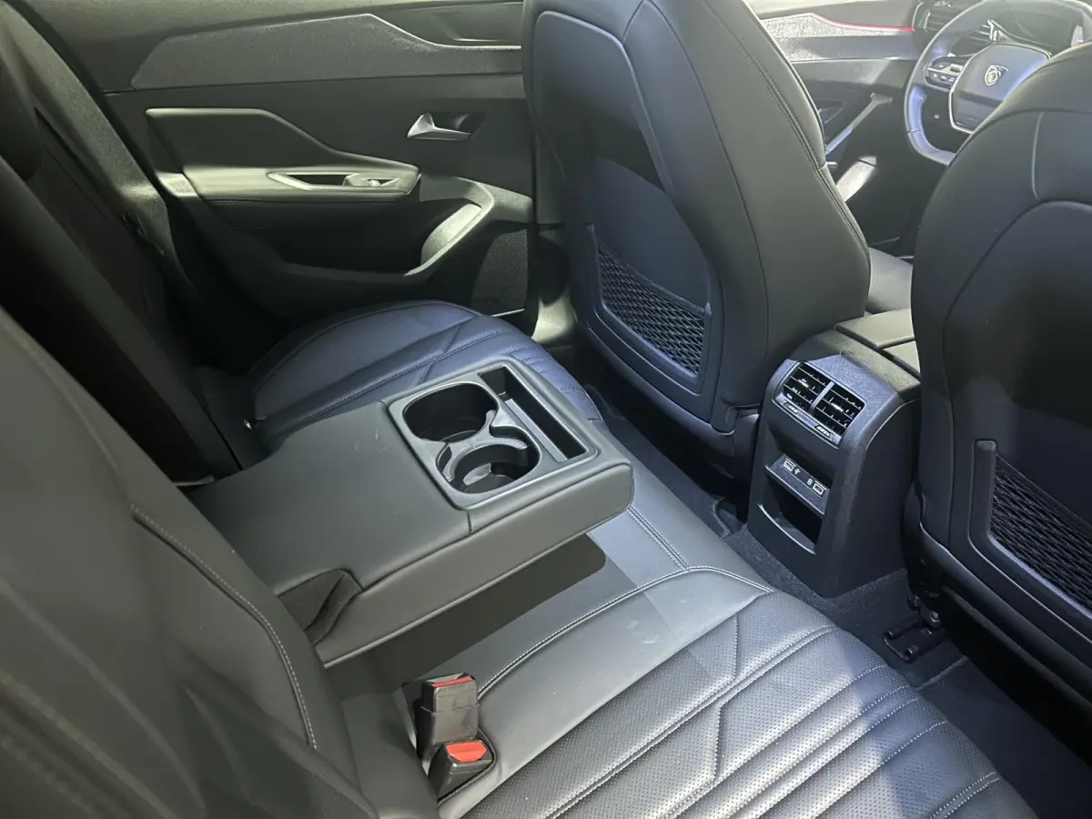 1.2 PureTech Allure | Automaat | Leren Stoelen | Elek. Verstelbare Stoelen | 360 Camera's | Apple Carplay/Android Auto |