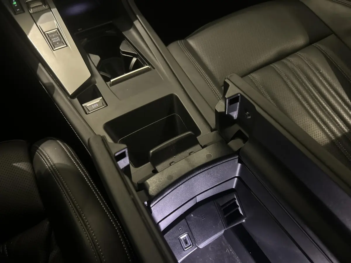 1.2 PureTech Allure | Automaat | Leren Stoelen | Elek. Verstelbare Stoelen | 360 Camera's | Apple Carplay/Android Auto |