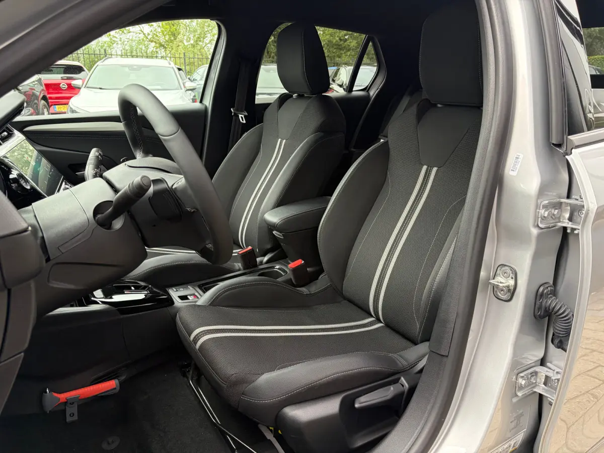 1.2 Turbo Hybrid 145 PK GS | DODEHOEK DETECTIE| DRAADLOZE TELEFOONLADER| KEYLESS ENTRY/START| NAVIGATIE + APPLE CARPLAY/ANDROID AUTO| CAMERA + PARKEERSENSOREN| 16" LM-VELGEN| DAB| ELEC. CLIM