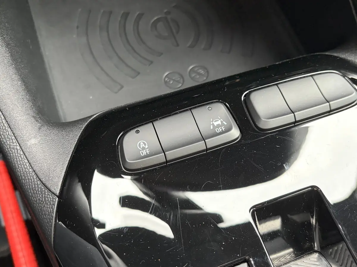 1.2 Turbo Hybrid 145 PK GS | DODEHOEK DETECTIE| DRAADLOZE TELEFOONLADER| KEYLESS ENTRY/START| NAVIGATIE + APPLE CARPLAY/ANDROID AUTO| CAMERA + PARKEERSENSOREN| 16" LM-VELGEN| DAB| ELEC. CLIM