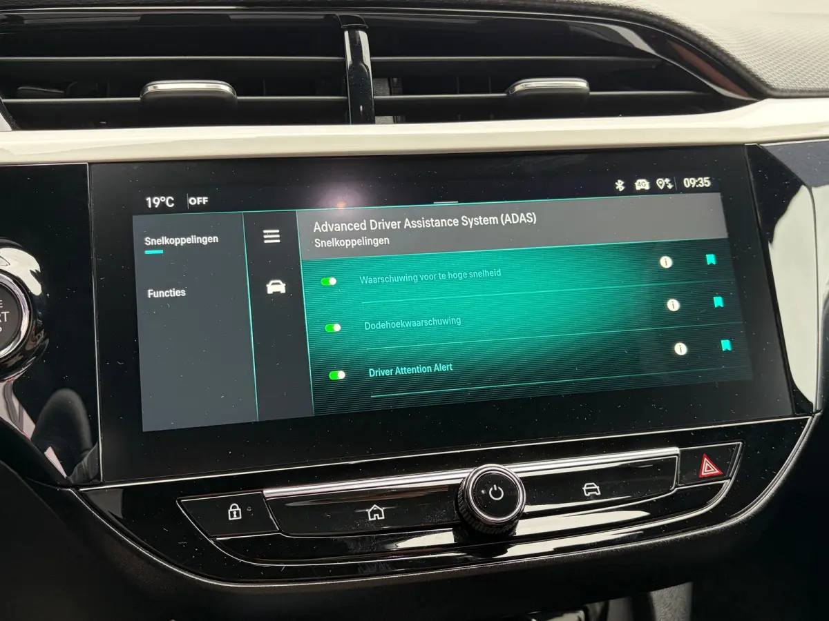 1.2 Turbo Hybrid 145 PK GS | DODEHOEK DETECTIE| DRAADLOZE TELEFOONLADER| KEYLESS ENTRY/START| NAVIGATIE + APPLE CARPLAY/ANDROID AUTO| CAMERA + PARKEERSENSOREN| 16" LM-VELGEN| DAB| ELEC. CLIM