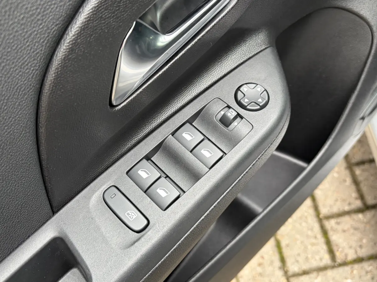 1.2 Turbo Hybrid 145 PK GS | DODEHOEK DETECTIE| DRAADLOZE TELEFOONLADER| KEYLESS ENTRY/START| NAVIGATIE + APPLE CARPLAY/ANDROID AUTO| CAMERA + PARKEERSENSOREN| 16" LM-VELGEN| DAB| ELEC. CLIM