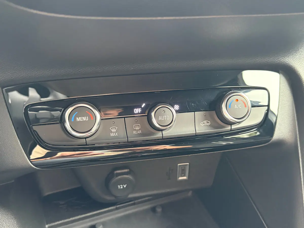 1.2 Turbo Hybrid 145 PK GS | DODEHOEK DETECTIE| DRAADLOZE TELEFOONLADER| KEYLESS ENTRY/START| NAVIGATIE + APPLE CARPLAY/ANDROID AUTO| CAMERA + PARKEERSENSOREN| 16" LM-VELGEN| DAB| ELEC. CLIM