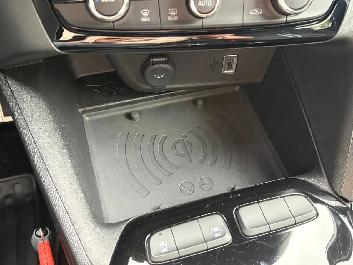 1.2 Turbo Hybrid 145 PK GS | DODEHOEK DETECTIE| DRAADLOZE TELEFOONLADER| KEYLESS ENTRY/START| NAVIGATIE + APPLE CARPLAY/ANDROID AUTO| CAMERA + PARKEERSENSOREN| 16" LM-VELGEN| DAB| ELEC. CLIM