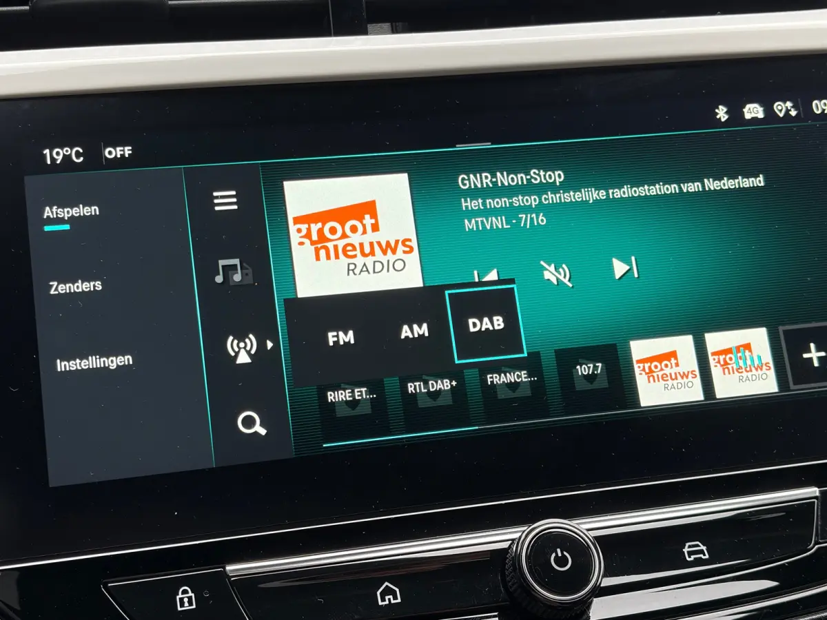 1.2 Turbo Hybrid 145 PK GS | DODEHOEK DETECTIE| DRAADLOZE TELEFOONLADER| KEYLESS ENTRY/START| NAVIGATIE + APPLE CARPLAY/ANDROID AUTO| CAMERA + PARKEERSENSOREN| 16" LM-VELGEN| DAB| ELEC. CLIM