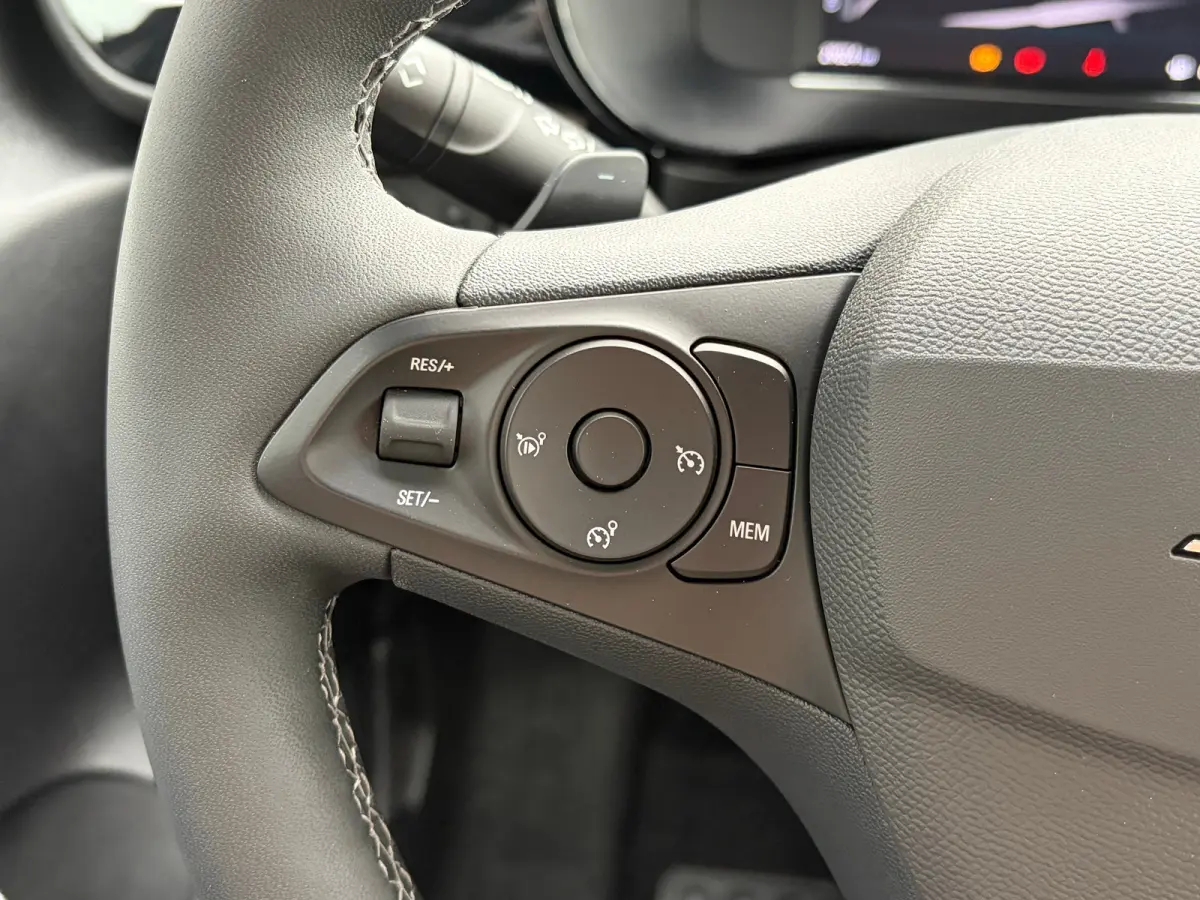 1.2 Turbo Hybrid 145 PK GS | DODEHOEK DETECTIE| DRAADLOZE TELEFOONLADER| KEYLESS ENTRY/START| NAVIGATIE + APPLE CARPLAY/ANDROID AUTO| CAMERA + PARKEERSENSOREN| 16" LM-VELGEN| DAB| ELEC. CLIM
