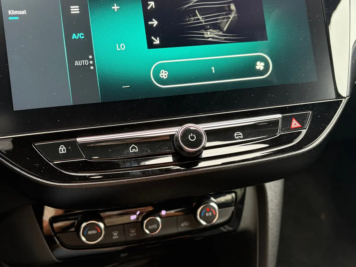 1.2 Turbo Hybrid 145 PK GS | DODEHOEK DETECTIE| DRAADLOZE TELEFOONLADER| KEYLESS ENTRY/START| NAVIGATIE + APPLE CARPLAY/ANDROID AUTO| CAMERA + PARKEERSENSOREN| 16" LM-VELGEN| DAB| ELEC. CLIM