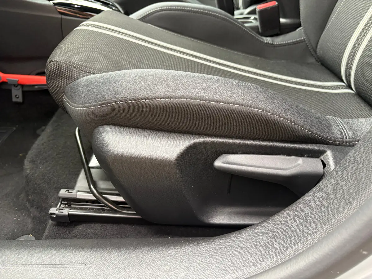 1.2 Turbo Hybrid 145 PK GS | DODEHOEK DETECTIE| DRAADLOZE TELEFOONLADER| KEYLESS ENTRY/START| NAVIGATIE + APPLE CARPLAY/ANDROID AUTO| CAMERA + PARKEERSENSOREN| 16" LM-VELGEN| DAB| ELEC. CLIM