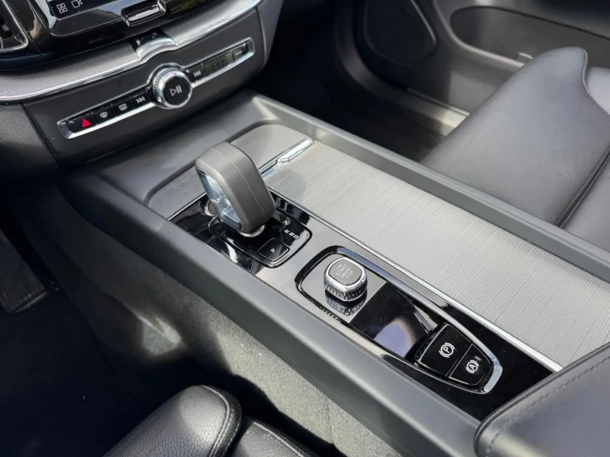 2.0 T6 Plug-in hybrid AWD Plus Dark | Pano | ACC | Leer