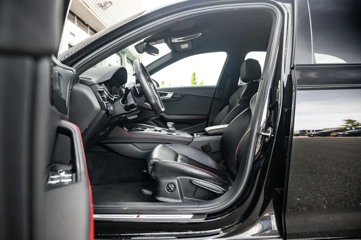 2.0 TFSI MHEV Sport S line black edition | Trekhaak | Sensoren voor + achter | | Alarm klasse 3 | Extra getint glas | LED achterlichten