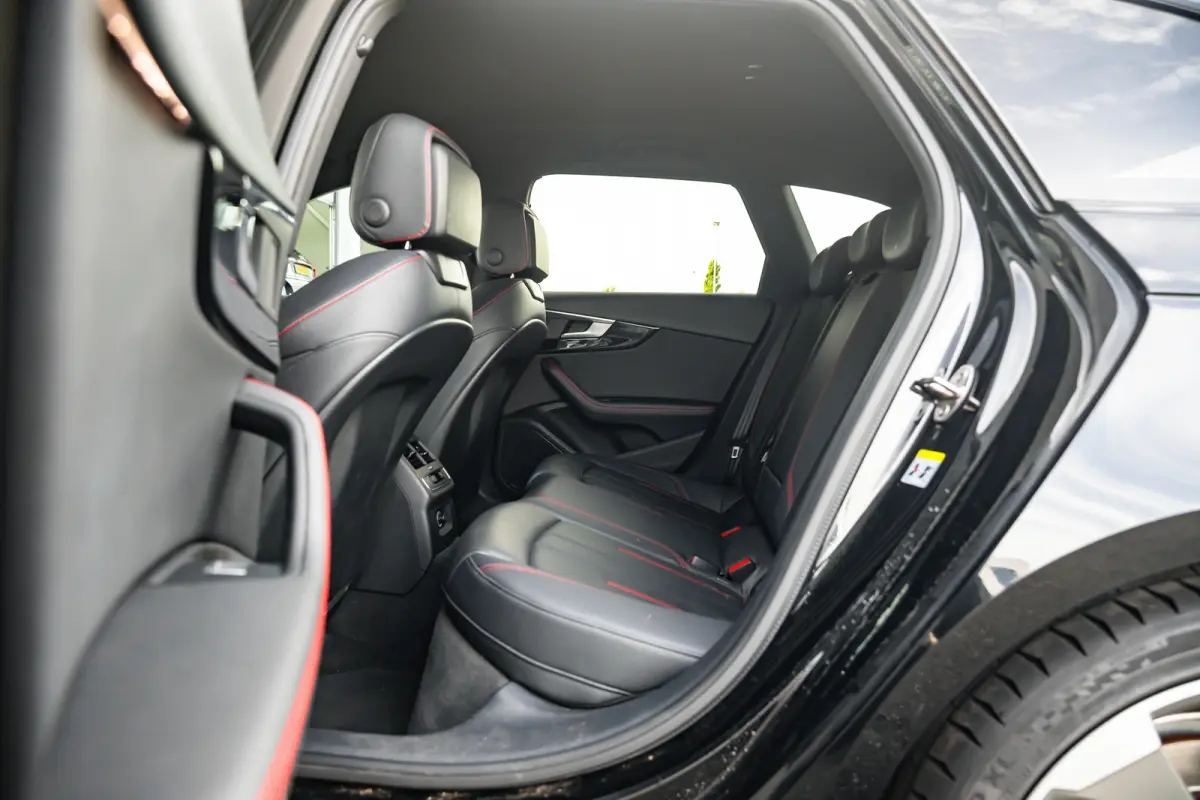 2.0 TFSI MHEV Sport S line black edition | Trekhaak | Sensoren voor + achter | | Alarm klasse 3 | Extra getint glas | LED achterlichten