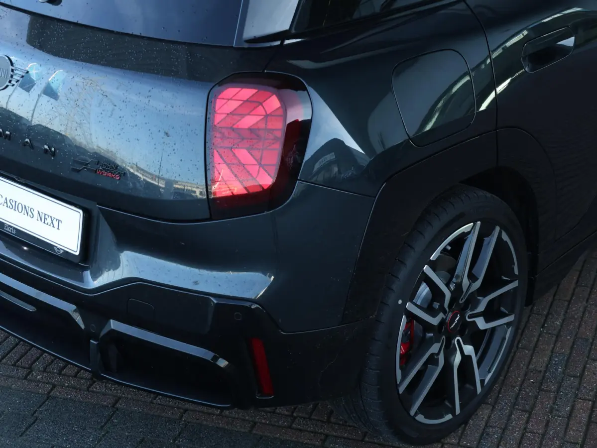 E JCW John Cooper Works L 54.2 kWh | Panorama Dak | Comforttoegang | Parking Assistant Plus | Harman Kardon | Head-Up | Stuur & Stoel Verwarming |