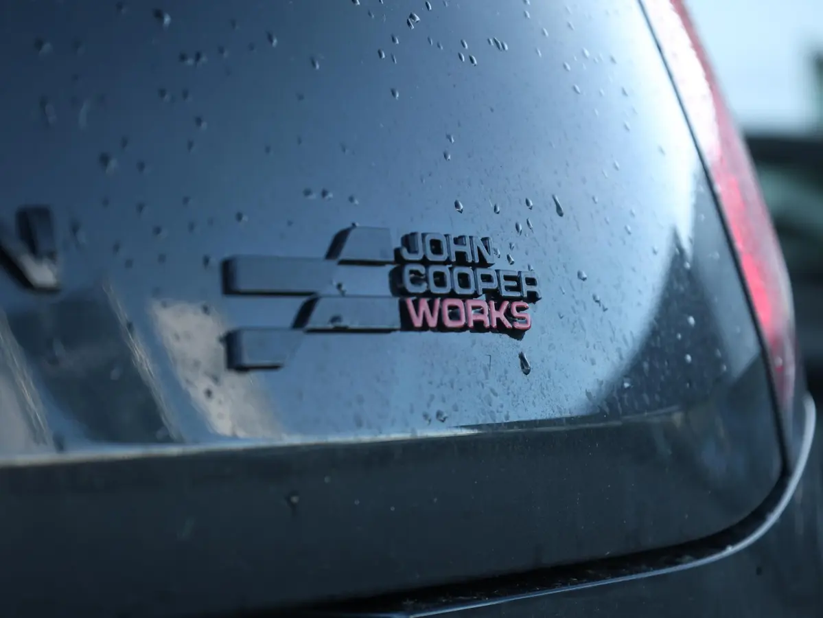 E JCW John Cooper Works L 54.2 kWh | Panorama Dak | Comforttoegang | Parking Assistant Plus | Harman Kardon | Head-Up | Stuur & Stoel Verwarming |