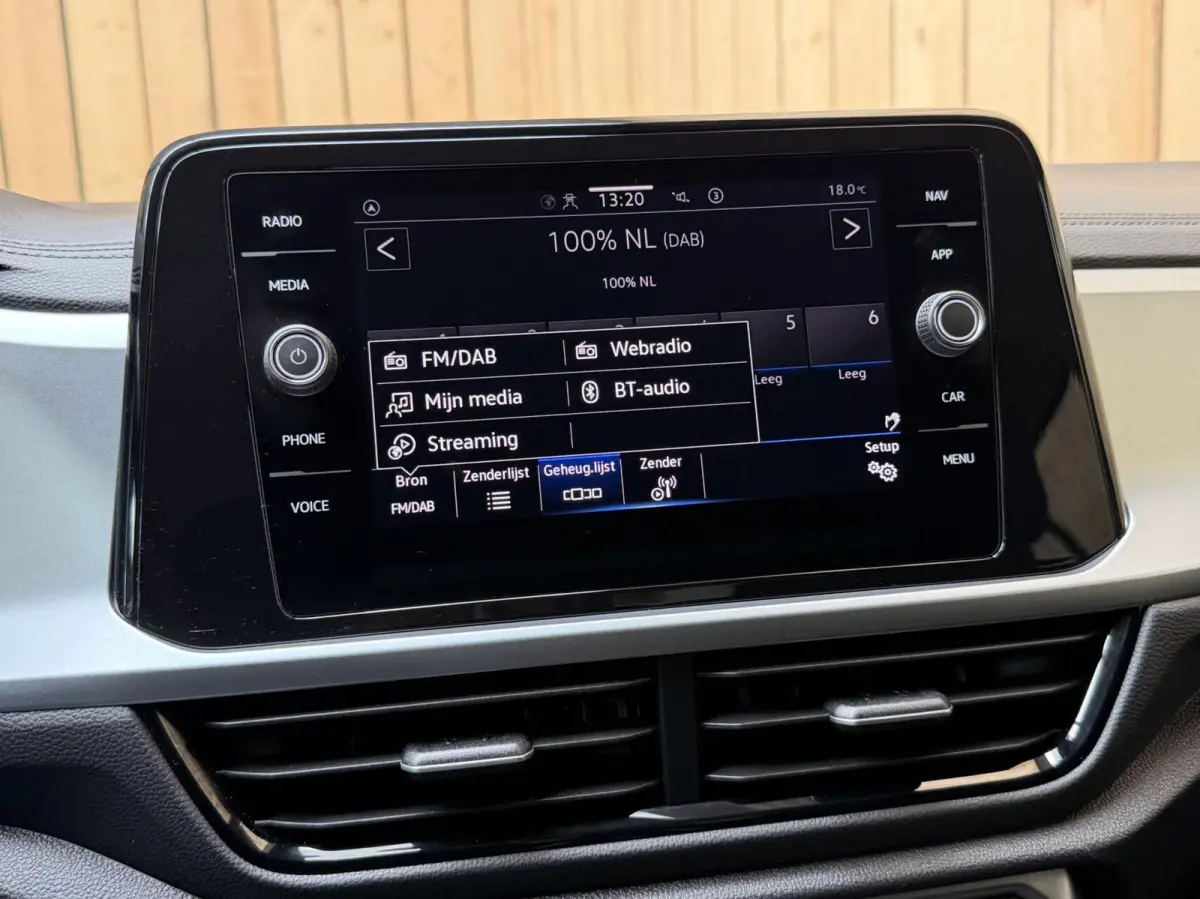1.0 TSI Life 75 Edition Apple CarPlay/Android Auto | Achteruitrijcamera | Adaptieve cruise control | Climate control | Lichtmetalen sportvelgen | Parkeersensoren voor en achter