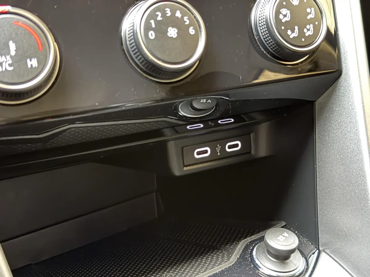 1.0 TSI Life 75 Edition Apple CarPlay/Android Auto | Achteruitrijcamera | Adaptieve cruise control | Climate control | Lichtmetalen sportvelgen | Parkeersensoren voor en achter