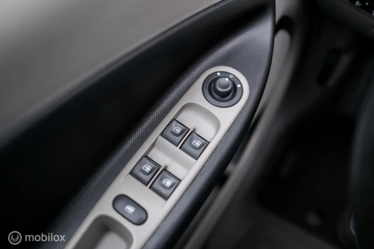 R240 Intens 22 kWh (ex Accu) | Camera | LMV | LED | Navigatie | Rijklaarprijs | 2017 |