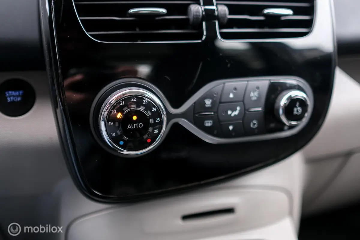 R240 Intens 22 kWh (ex Accu) | Camera | LMV | LED | Navigatie | Rijklaarprijs | 2017 |