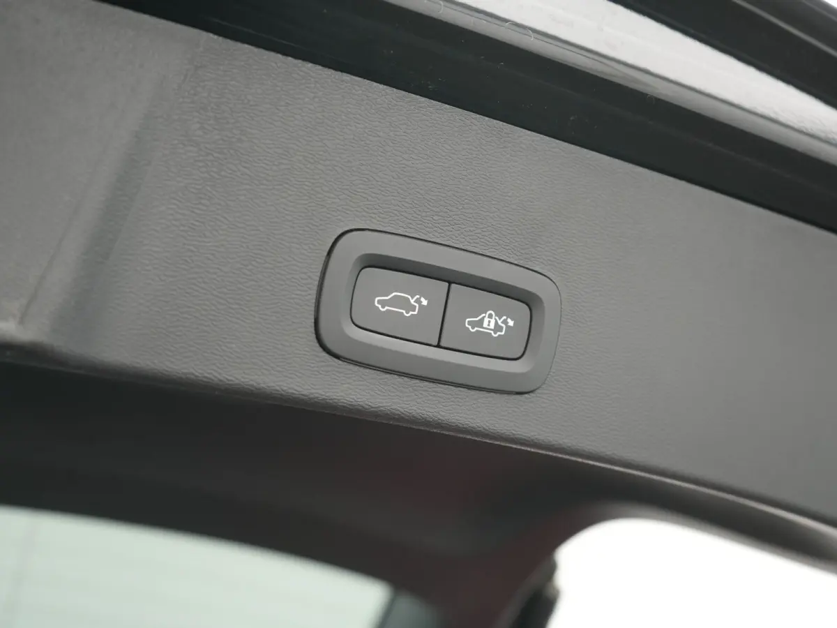 P8 AWD Twin Ultimate 408pk Dealer O.H | Trekhaak Af Fabriek | Adaptive Cruise | Camera | Warmtepomp | Alcantara Sportstoelen Verwarmd | Keyless | Apple Carplay | Pilot Assist | BLIS | Naviga