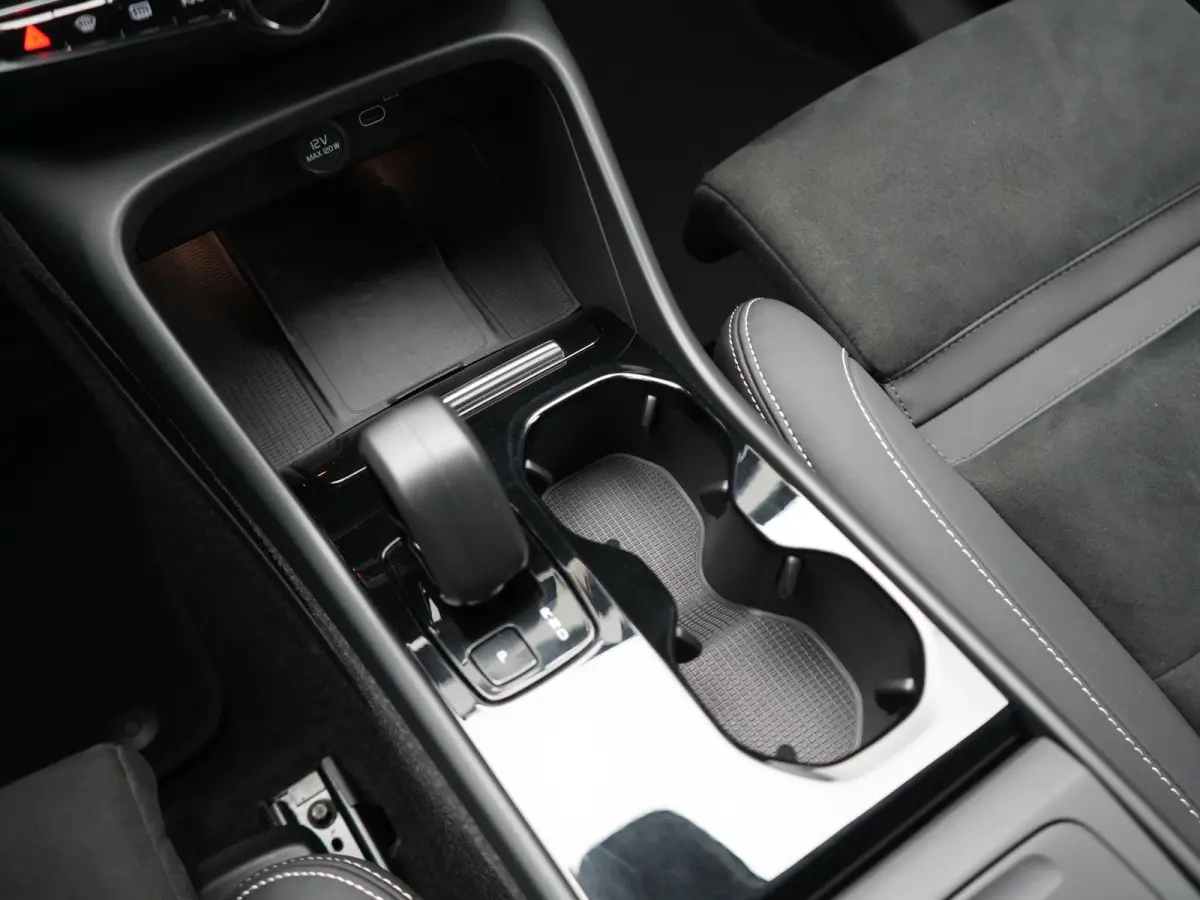 P8 AWD Twin Ultimate 408pk Dealer O.H | Trekhaak Af Fabriek | Adaptive Cruise | Camera | Warmtepomp | Alcantara Sportstoelen Verwarmd | Keyless | Apple Carplay | Pilot Assist | BLIS | Naviga