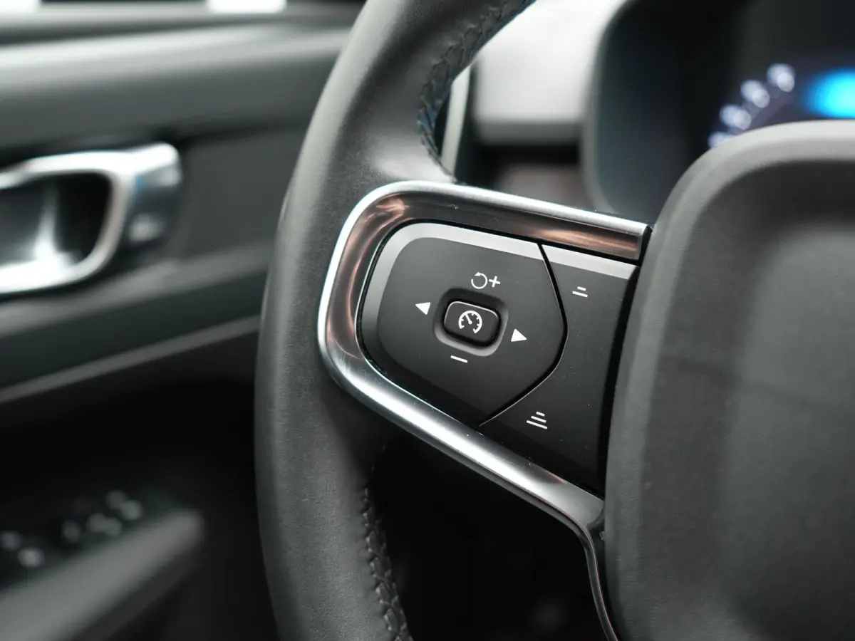 P8 AWD Twin Ultimate 408pk Dealer O.H | Trekhaak Af Fabriek | Adaptive Cruise | Camera | Warmtepomp | Alcantara Sportstoelen Verwarmd | Keyless | Apple Carplay | Pilot Assist | BLIS | Naviga