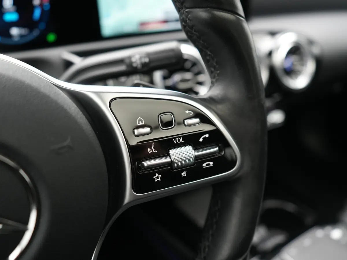 250 e Premium PHEV 218pk Dealer O.H | Trekhaak Af Fabriek | Panodak | Adaptive Cruise | Multibeam LED | Burmester Audio | 360 Camera | Lederen Sportstoelen Massage & Ventilatie & Memory | Ke