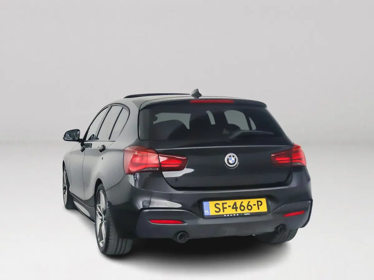 118i Corporate Lease High Executive | Panoramadak | Park assist | Harman Kardon | Stoelverwarming