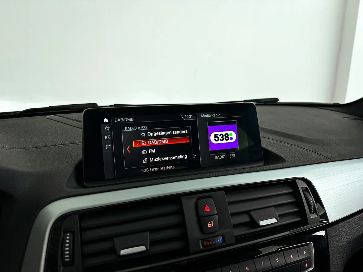 118i Corporate Lease High Executive | Panoramadak | Park assist | Harman Kardon | Stoelverwarming