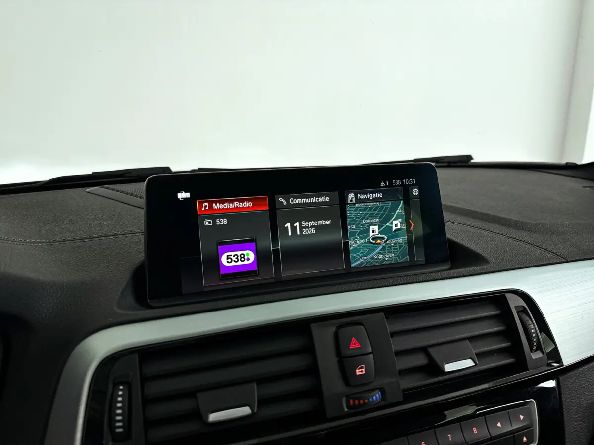 118i Corporate Lease High Executive | Panoramadak | Park assist | Harman Kardon | Stoelverwarming