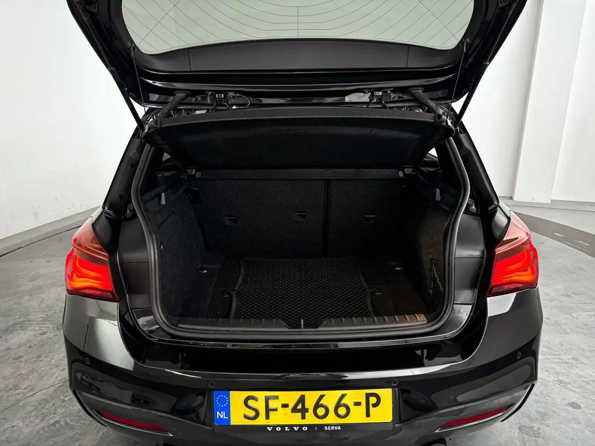 118i Corporate Lease High Executive | Panoramadak | Park assist | Harman Kardon | Stoelverwarming