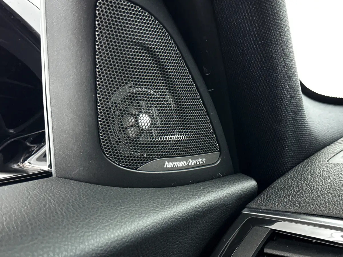 118i Corporate Lease High Executive | Panoramadak | Park assist | Harman Kardon | Stoelverwarming