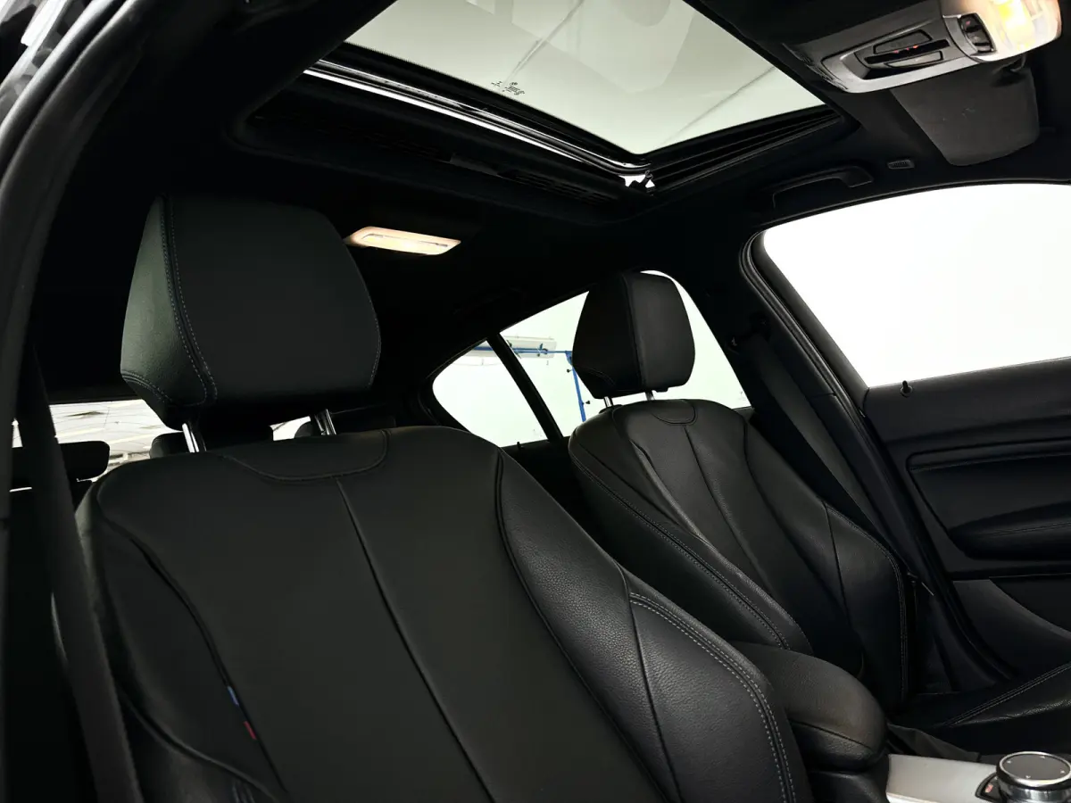 118i Corporate Lease High Executive | Panoramadak | Park assist | Harman Kardon | Stoelverwarming