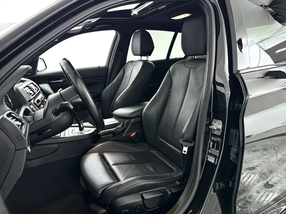 118i Corporate Lease High Executive | Panoramadak | Park assist | Harman Kardon | Stoelverwarming