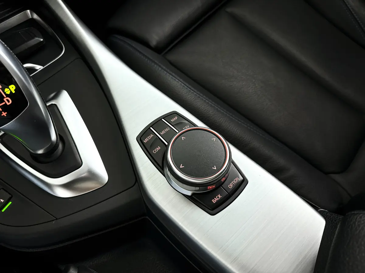 118i Corporate Lease High Executive | Panoramadak | Park assist | Harman Kardon | Stoelverwarming