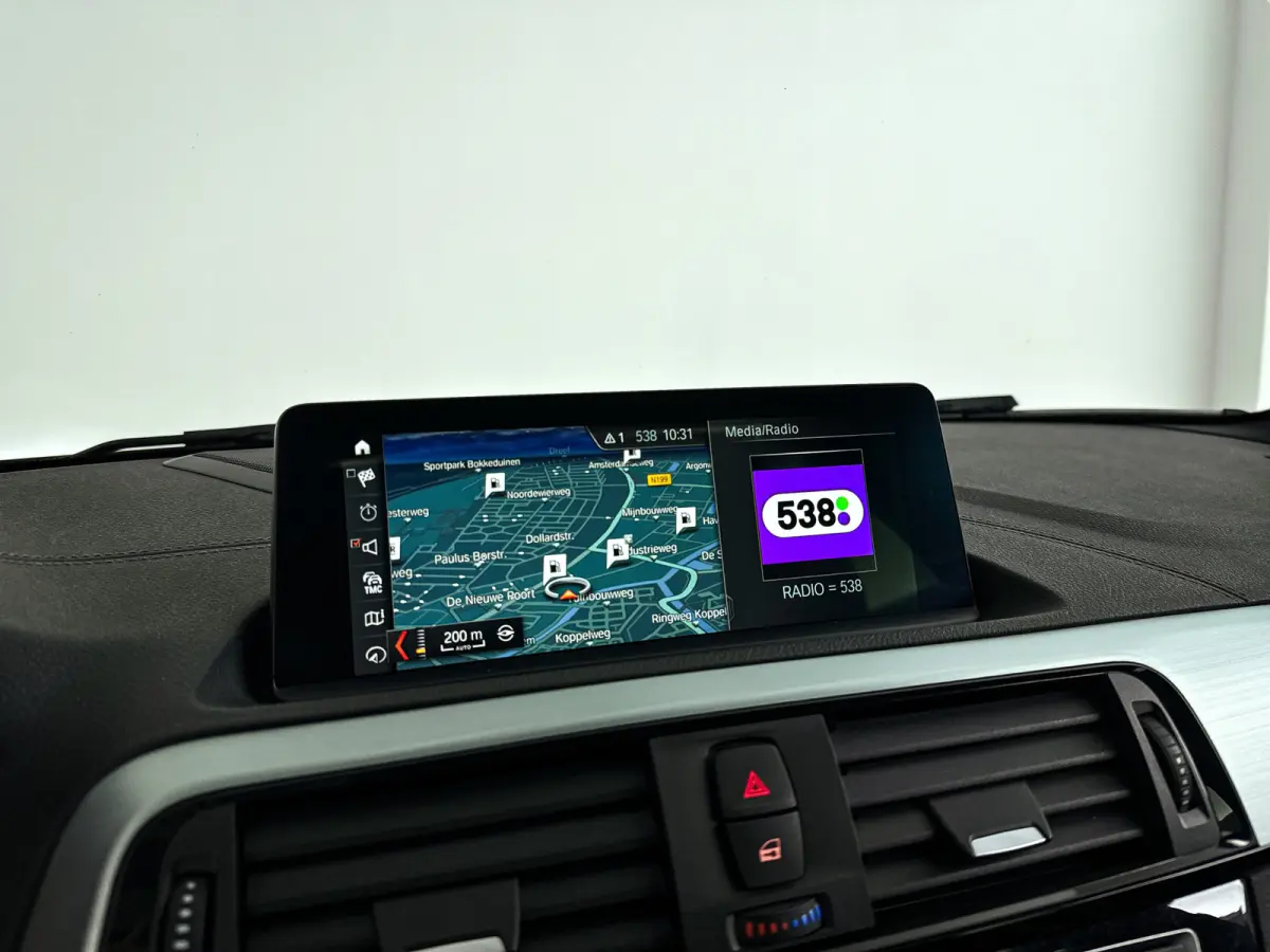 118i Corporate Lease High Executive | Panoramadak | Park assist | Harman Kardon | Stoelverwarming
