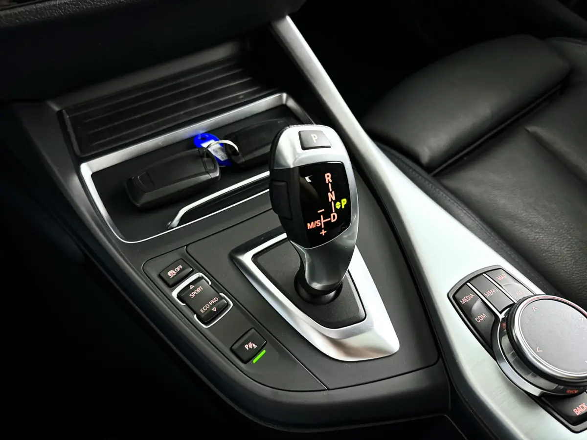 118i Corporate Lease High Executive | Panoramadak | Park assist | Harman Kardon | Stoelverwarming