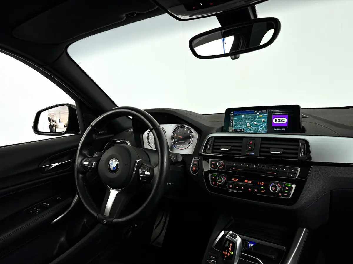 118i Corporate Lease High Executive | Panoramadak | Park assist | Harman Kardon | Stoelverwarming