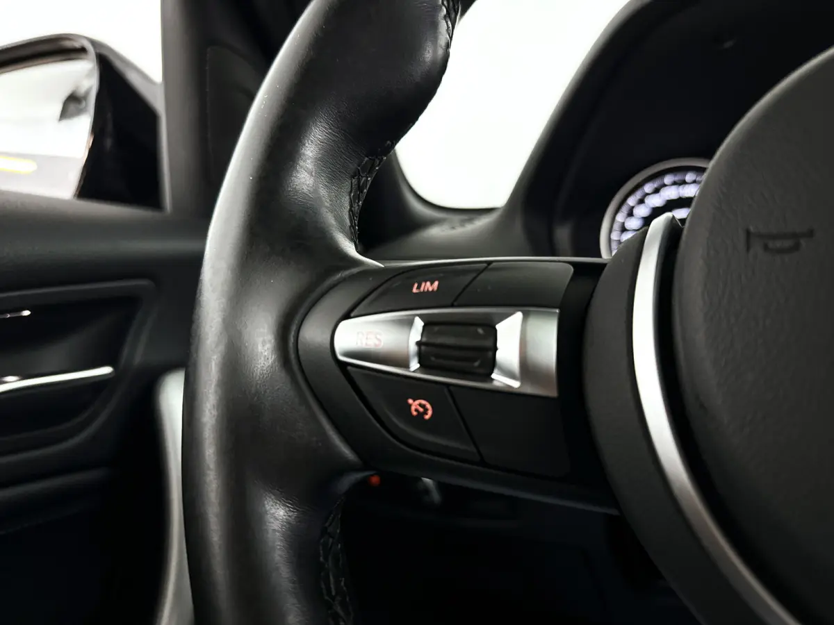 118i Corporate Lease High Executive | Panoramadak | Park assist | Harman Kardon | Stoelverwarming