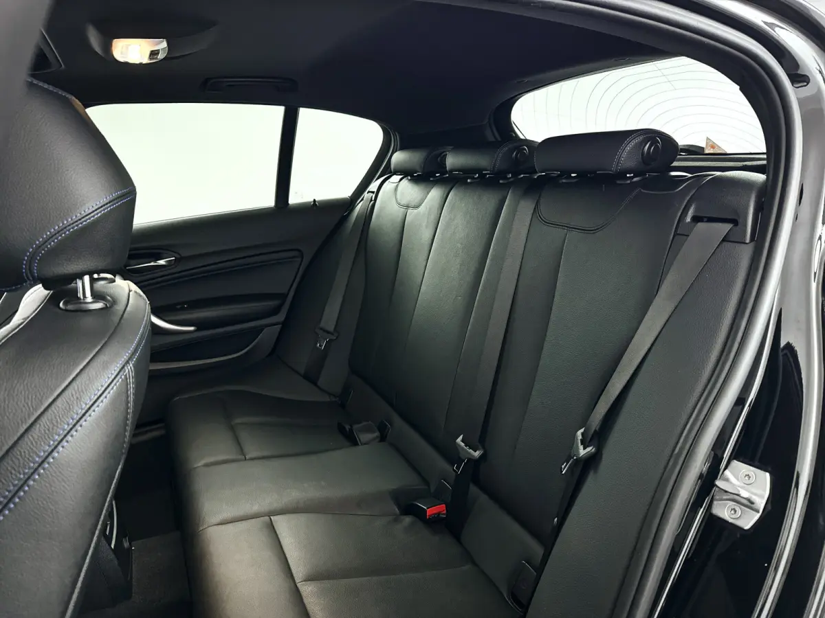 118i Corporate Lease High Executive | Panoramadak | Park assist | Harman Kardon | Stoelverwarming
