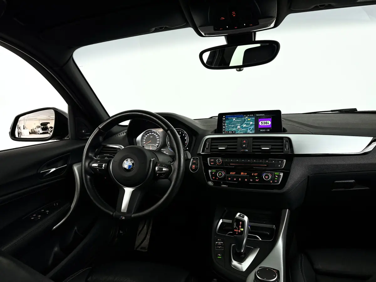 118i Corporate Lease High Executive | Panoramadak | Park assist | Harman Kardon | Stoelverwarming