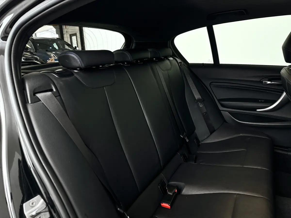 118i Corporate Lease High Executive | Panoramadak | Park assist | Harman Kardon | Stoelverwarming