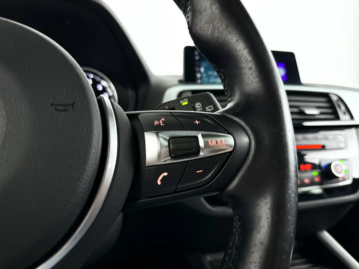 118i Corporate Lease High Executive | Panoramadak | Park assist | Harman Kardon | Stoelverwarming
