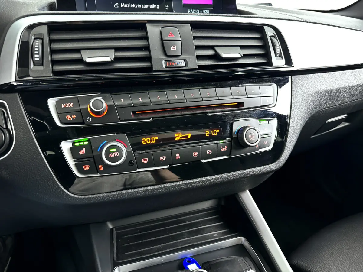 118i Corporate Lease High Executive | Panoramadak | Park assist | Harman Kardon | Stoelverwarming